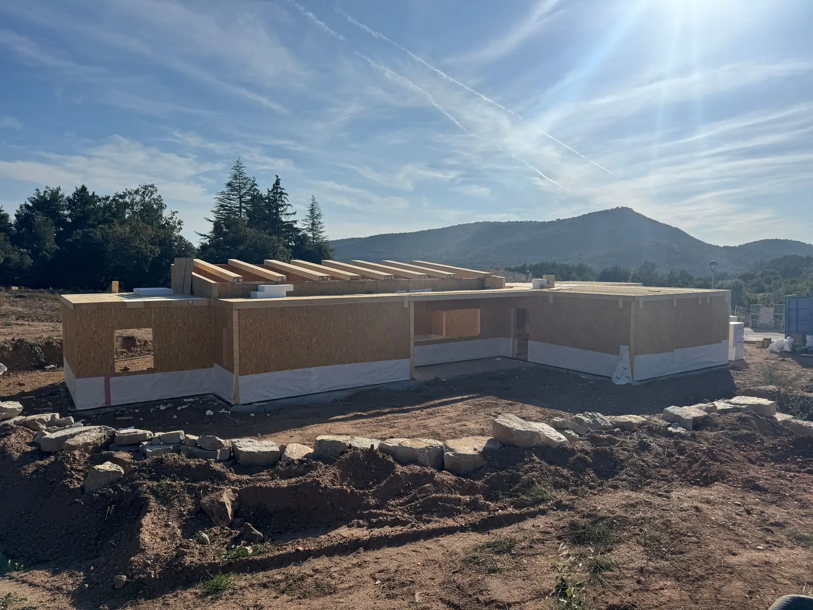 Parets i coberta de fusta en construcció